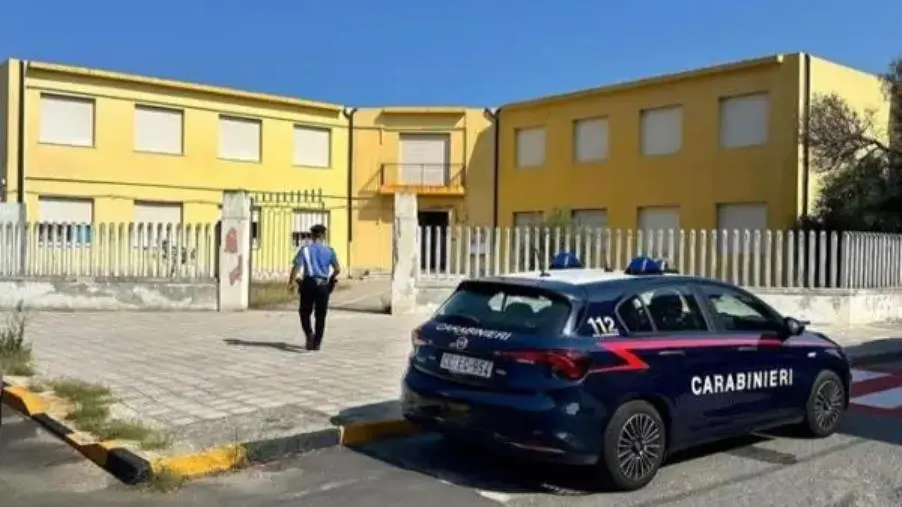 Scuola elementare vandalizzata nel Reggino, denunciati 4 minori