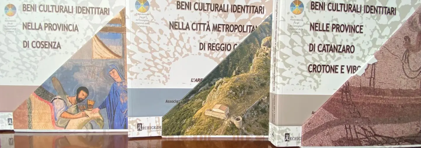 Cosenza, l’Associazione fra ex consiglieri regionali dona alla Biblioteca i 6 tomi identitari nelle province calabresi