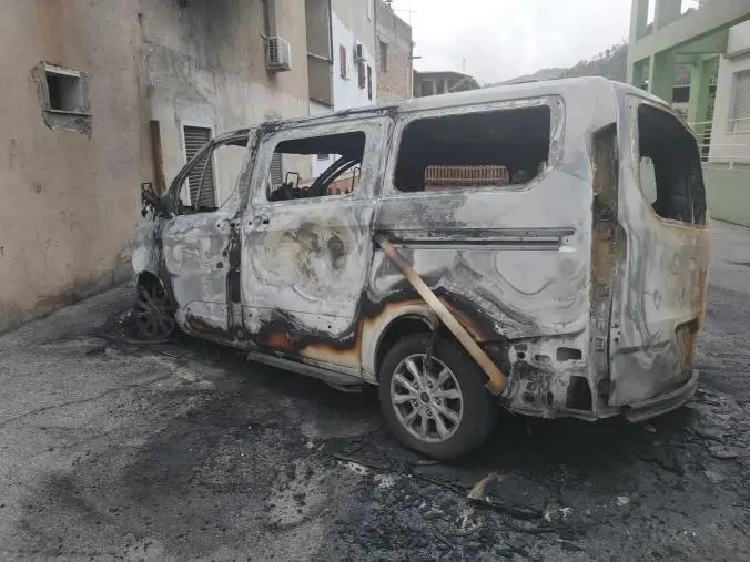 images Scuolabus distrutto dalle fiamme nel Reggino: comunità sconvolta