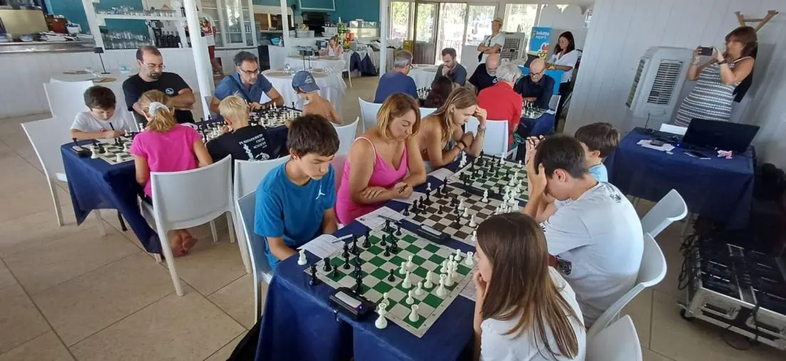 images A Catanzaro scacchi in riva al mare, tanti bambini appassionati continuano ad allenarsi e giocare d’estate
