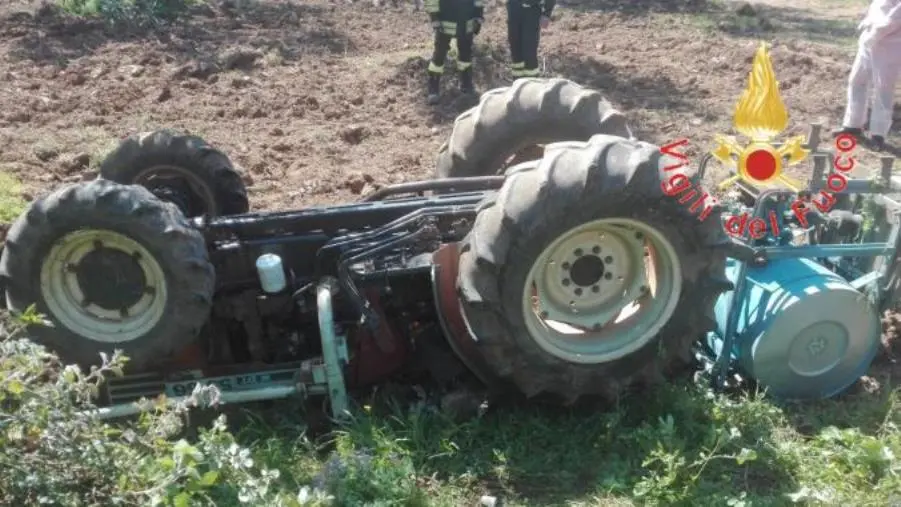 Vibo Valentia, si ribalta col trattore: morto un uomo di 42 anni
