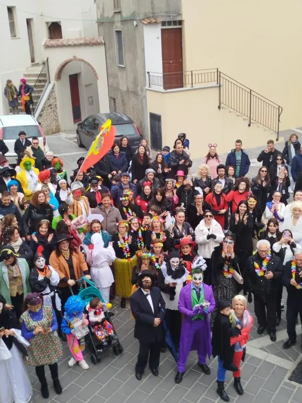images Il Gran Carnevale di Zagarise si trasforma in una bella festa di popolo tra maschere, majorettes, musica, balli e buffet
