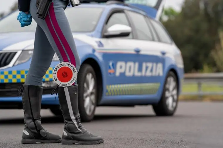 Crotone, deruba una anziana signora del suo oro e poi tenta la fuga: arrestato