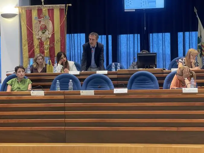 Catanzaro, tornano il Consiglio comunale 'ordinario' e gli scontri politici: ok ad assestamento e regolamento ambulanti