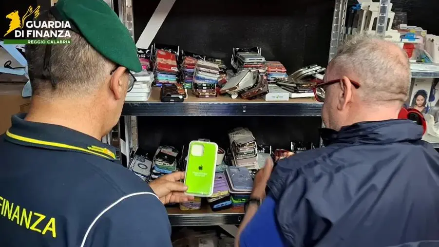 Scoperto opificio del falso a Reggio: sequestrati prodotti e macchinari per la contraffazione