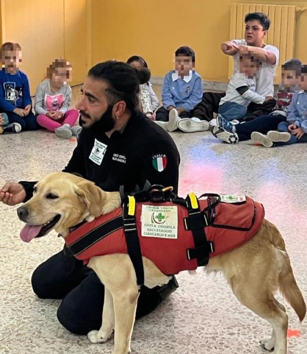 images Catanzaro, Anpas e cani da soccorso tra i piccoli alunni dell'I.C. Manzoni di Pontegrande