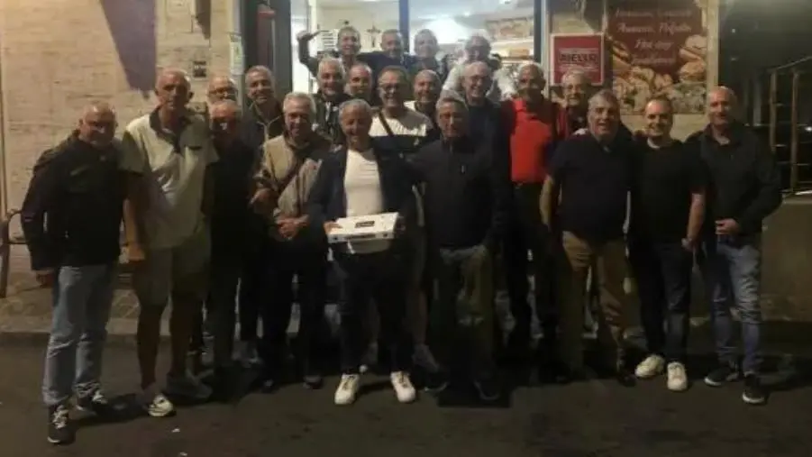 Catanzaro, la squadra di Terza Categoria del Pontegrande festeggia la loro storica amicizia 