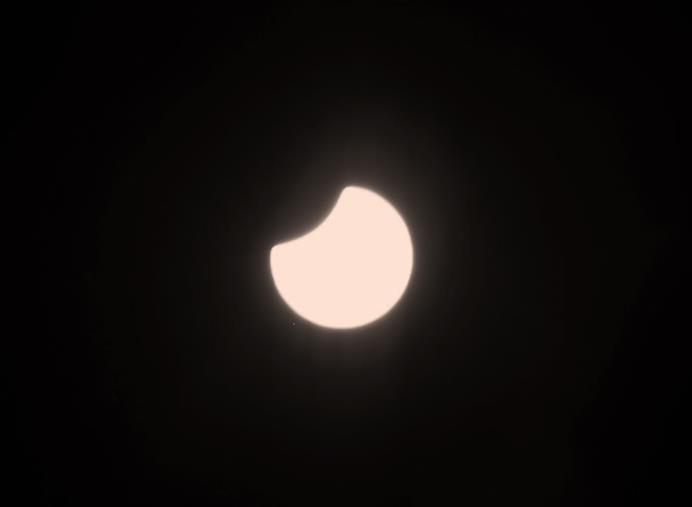 images LA FOTONOTIZIA. Ecco l'eclissi solare fotografata da Catanzaro