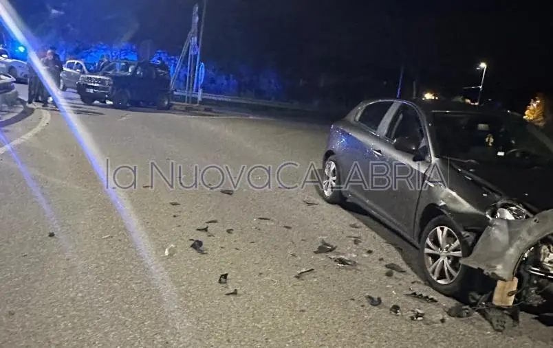 Incidente nella notte a Catanzaro, auto imbocca rotatoria contromano: due feriti 