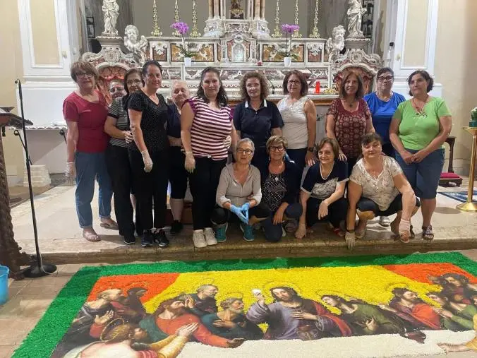 A Montauro l’Infiorata che incanta: tra impegno, bellezza e un piccolo spettatore curioso