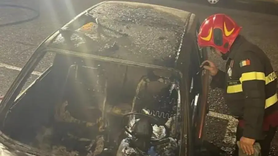 Auto in fiamme nella notte a Le Castella: nessun ferito