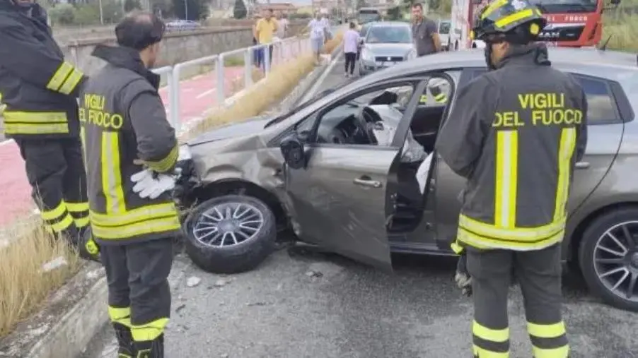 Catanzaro, incidente tra due auto su viale Isonzo: due feriti