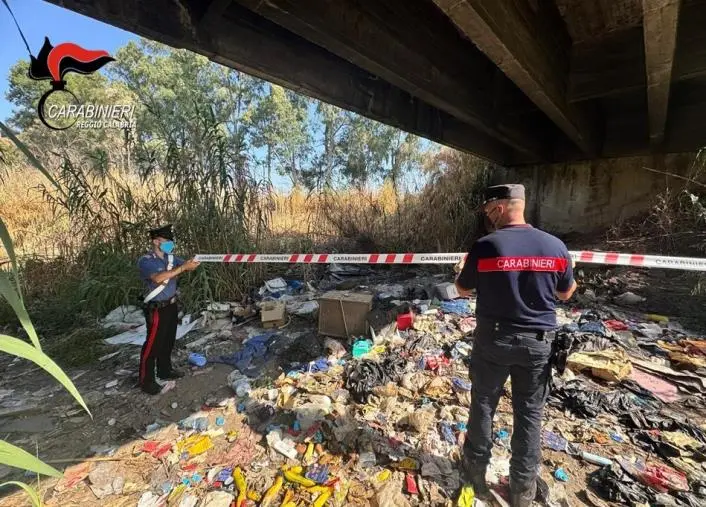 Rizziconi, i carabinieri sequestrano una discarica abusiva su terreno demaniale