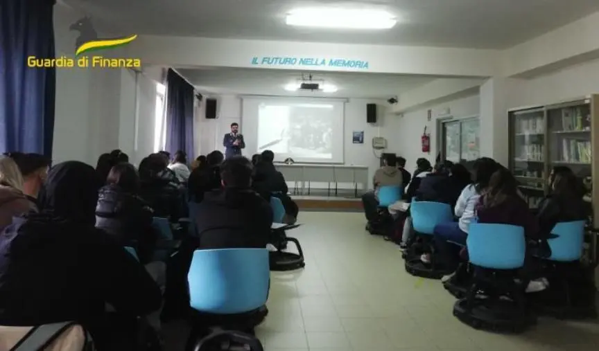 Cosenza, la Guardia di Finanza a scuola per favorire la cultura della legalità economica