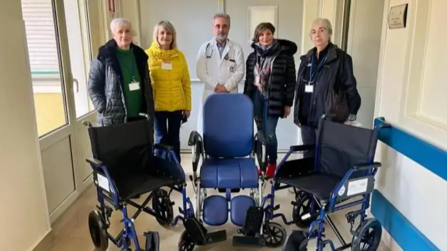 images Catanzaro, l'associazione Salute Donna ODV dona 3 sedie a rotelle all'Oncologia medica del "Ciaccio De Lellis"