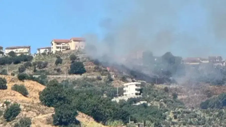 Incendio alle porte di Montauro, paura tra i residenti