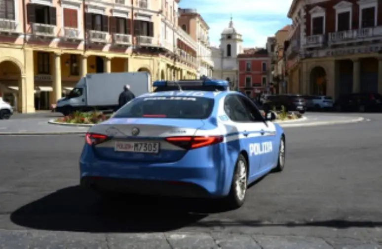 Minaccia e aggredisce l'ex compagno dell'ex moglie: ai domiciliari nel Crotonese 
