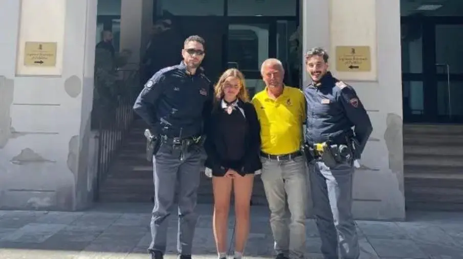 Reggio, turista derubata in spiaggia, la Polizia recupera la borsa in meno di mezz’ora
