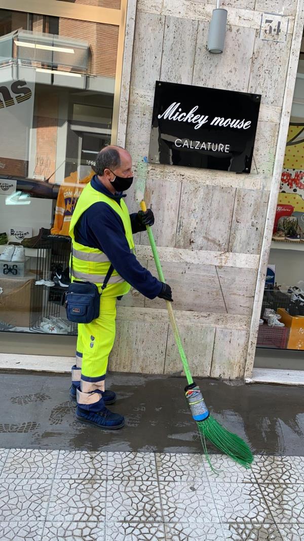 images L'invito sul cartello è rivolto ai proprietari dei cani. Ma in Via Buccarelli c'è chi "risponde" lasciando escrementi davanti alle vetrine