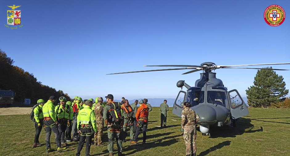 images Esercitazione congiunta del Soccorso Alpino e dell'Aeronautica Militare a Celico