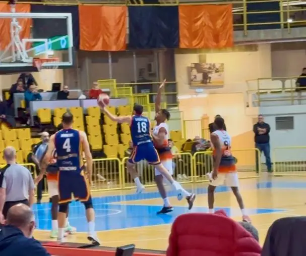 Basket Academy spreca il vantaggio sul finale e consegna alla Viola il super derby per 72-68