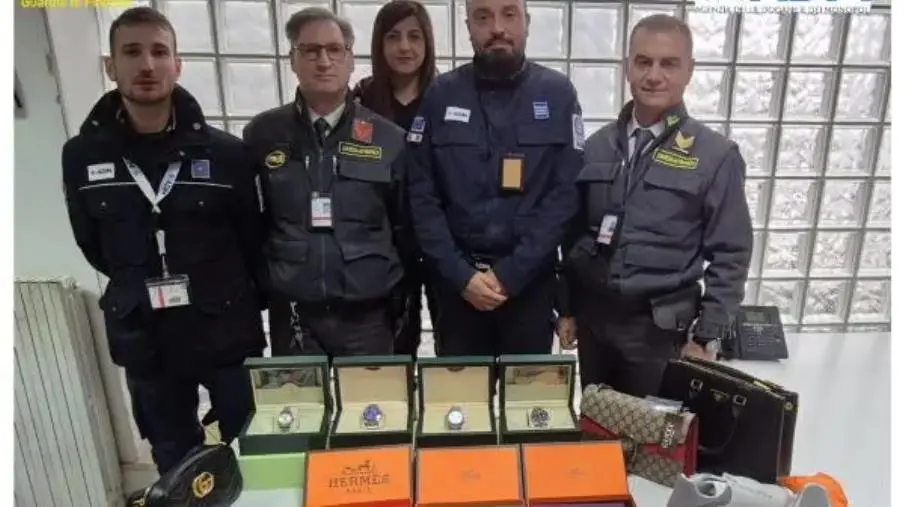 images Blitz all’Aeroporto di Lamezia Terme: sequestrati orologi e articoli di lusso contraffatti