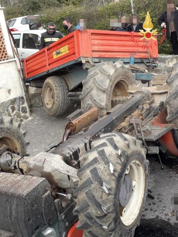 images Lamezia Terme, si ribalta un trattore: deceduto il conducente