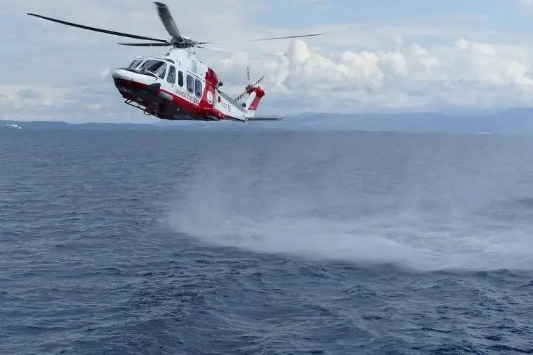 Si sente male in crociera a largo delle coste calabresi: soccorso in elicottero dalla Guardia Costiera