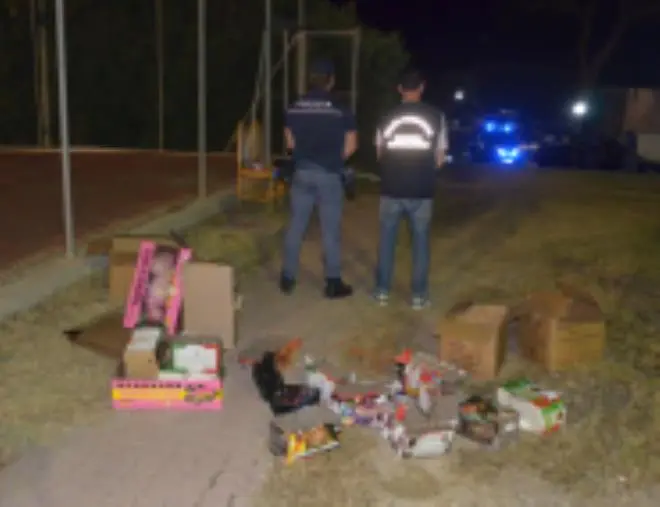 Spettacolo pirotecnico "abusivo" in un villaggio turistico del Crotonese: 3 denunce