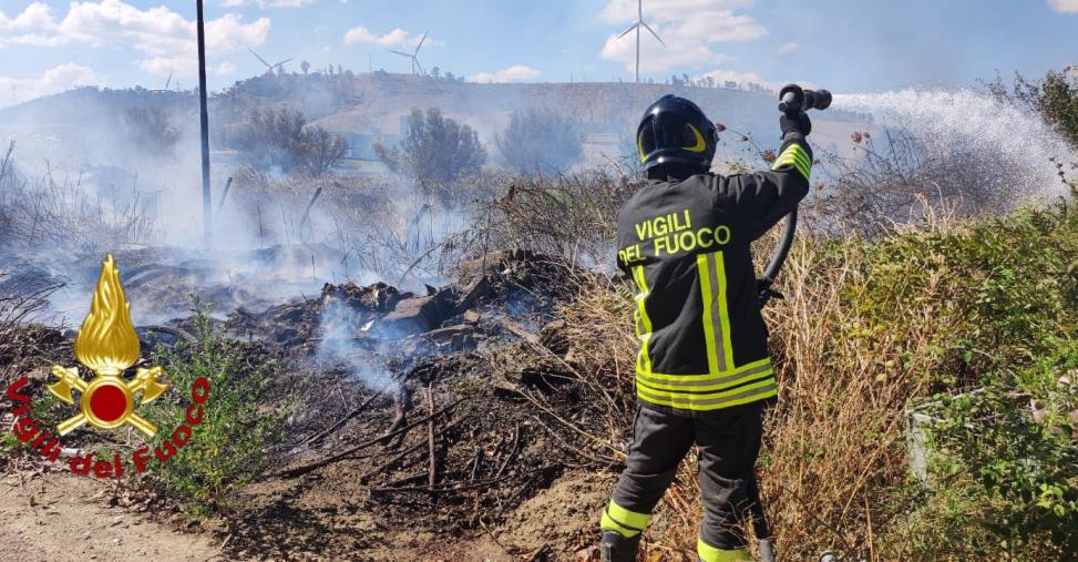Brucia il territorio Crotonese, Vigili del fuoco a protezione delle abitazioni (VIDEO)