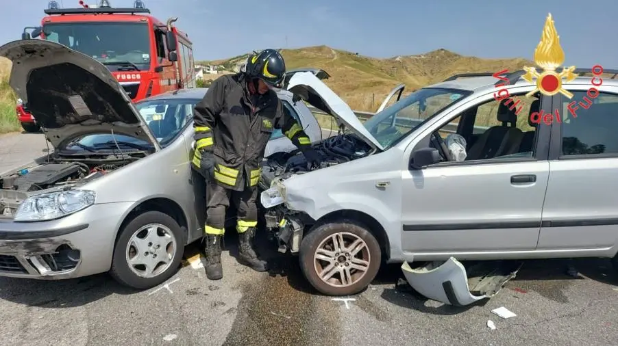 Catanzaro, scontro tra 2 auto su viale Emilia: 4 feriti