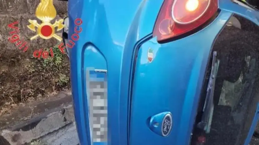 Catanzaro, si ribalta con l'auto in via Gioacchino da Fiore: traffico fermo in ingresso città 