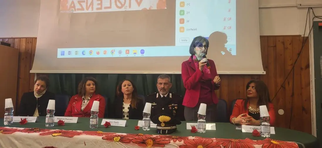 “Ferite d’amore”: al"Grimaldi-Pacioli" l'assessore Caracciolo: "L'importanza della scuola per diffondere la cultura del rispetto" 