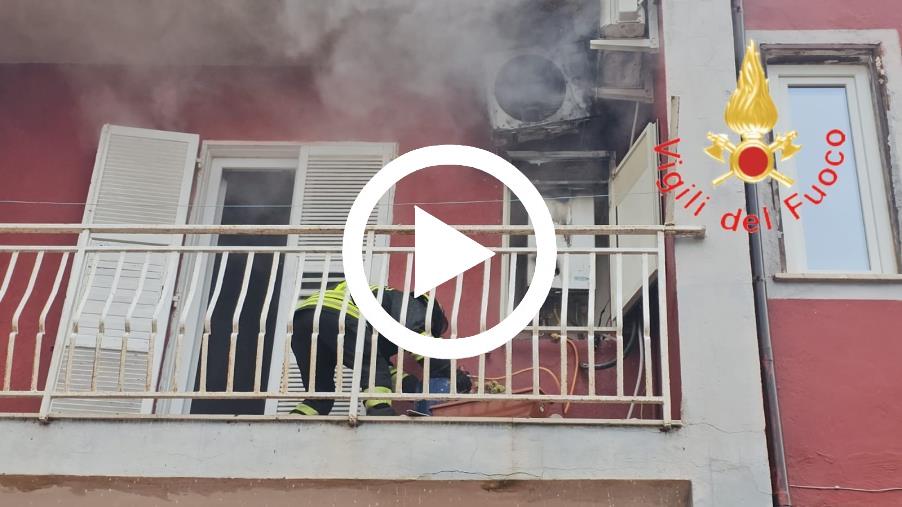 Crotone, casa in fiamme: scoppia la caldaia