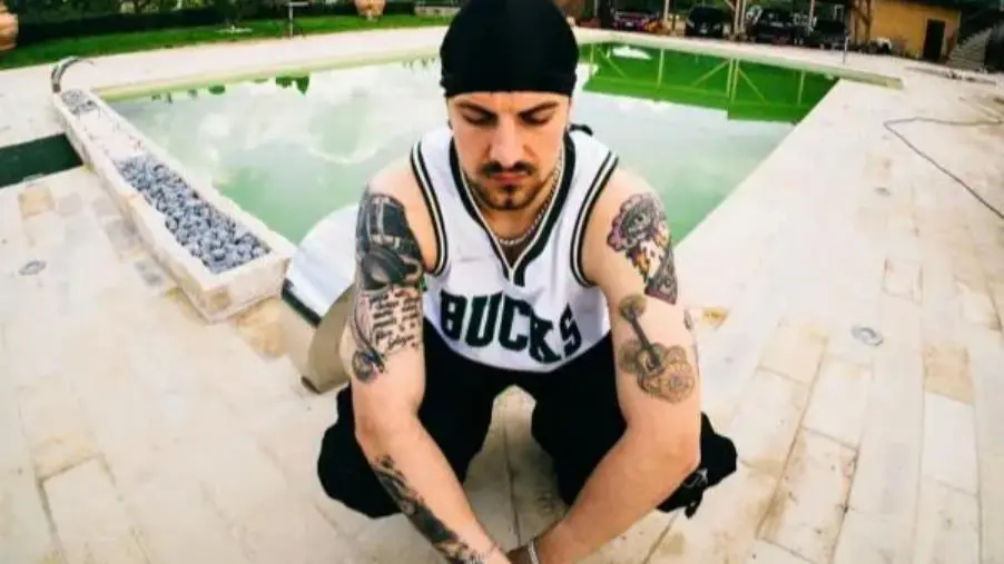 Streetwear, cuore spezzato e Jersey club: MOEH torna l'11 luglio con il nuovo singolo "Baby I love you"