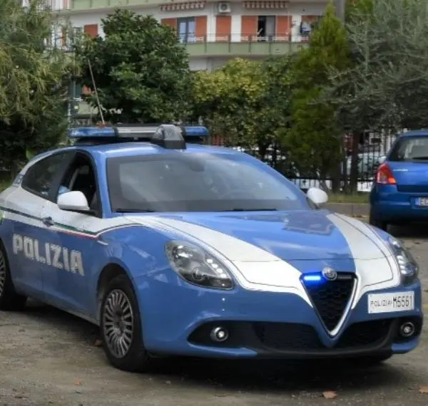 Fuochi pirotecnici per segnalare l'arrivo della droga al quartiere: denunciata una donna a Crotone