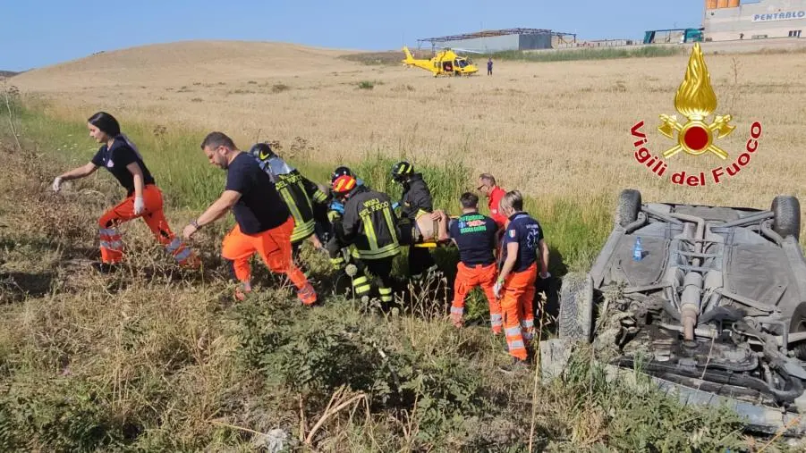 Incidente a Cutro, perde il controllo dell'auto e finisce fuori strada: ferito un anziano