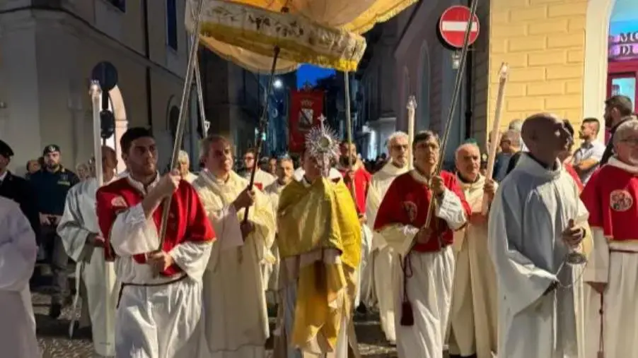 Lamezia celebra il Corpus Domini, il vescovo Parisi spiga il senso del dono
