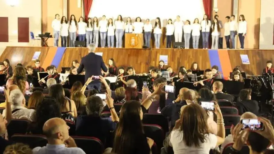 images Reggio, la Scuola Allievi Carabinieri e l’IC “De Amicis Bolani” uniti nel concerto di fine anno per la legalità
