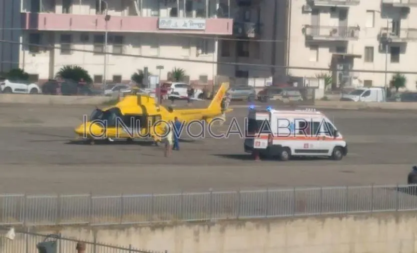 Dramma sfiorato sulla spiaggia di Catanzaro, uomo rischia di annegare: interviene elisoccorso