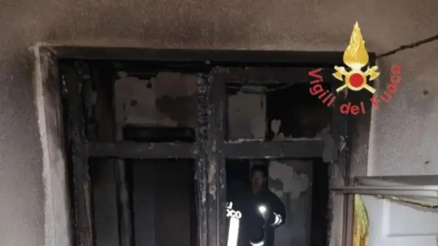 In fiamme un'abitazione nel Crotonese: 2 ustionati 