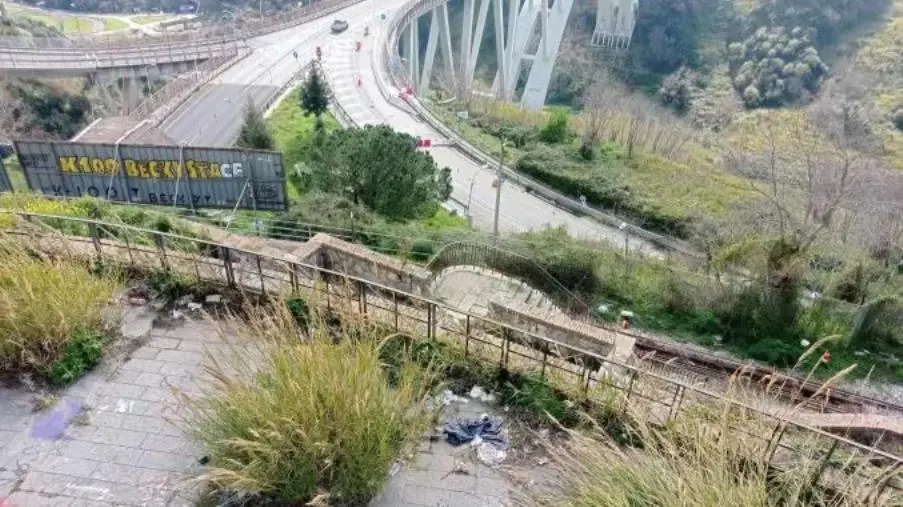 Catanzaro e quell'immondezzaio che si affaccia sul Ponte Morandi: inciviltà da sanzionare