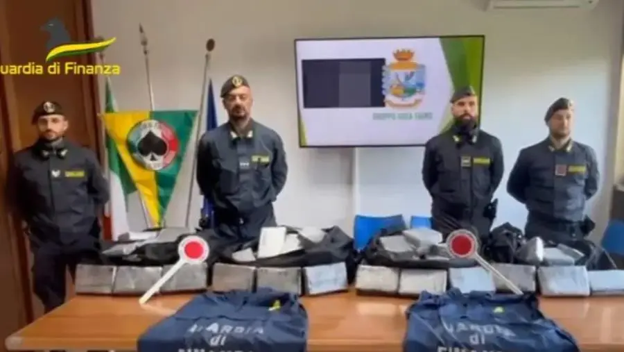 Maxi sequestro di droga al porto di Gioia Tauro: 110 chili di cocaina nascosta in bobine di carta