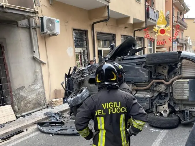 images Si ribalta con il Suv a Lamezia: ferita gravemente una donna, a bordo le sue due bambine 