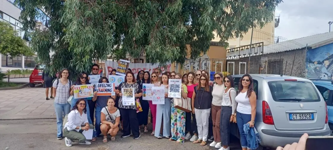 images Catanzaro, divampa la protesta dei docenti di sostegno davanti all'USR Calabria