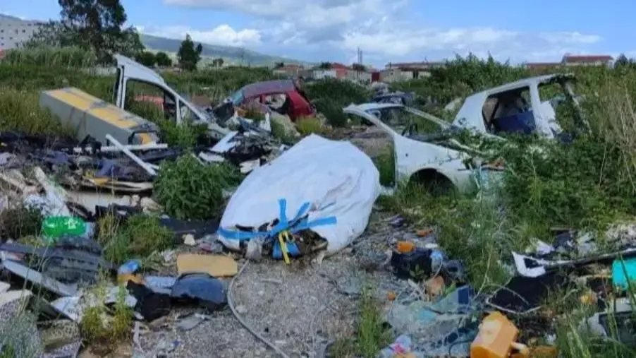 images Lamezia, in fiamme cataste di rifiuti nei pressi del campo rom di Scordovillo