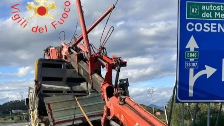 Crotone, camion finisce contro il viadotto sulla SS107: ferito il conducente
