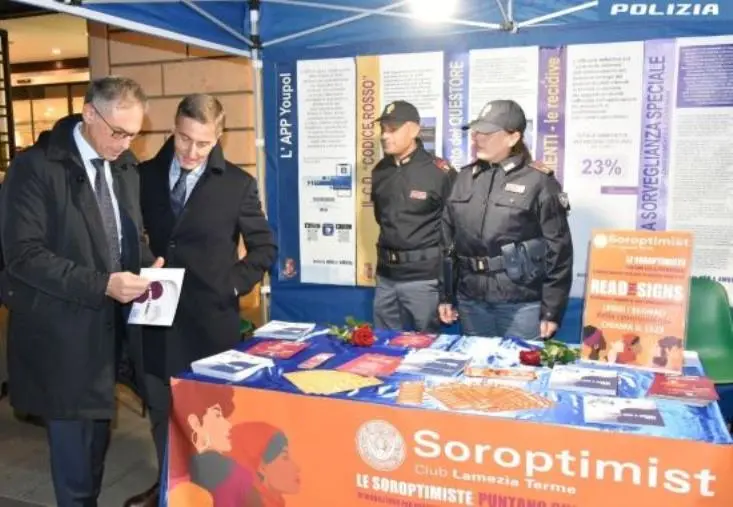 Lamezia, la Polizia tra la gente nella Giornata per l’eliminazione della violenza sulle donne 