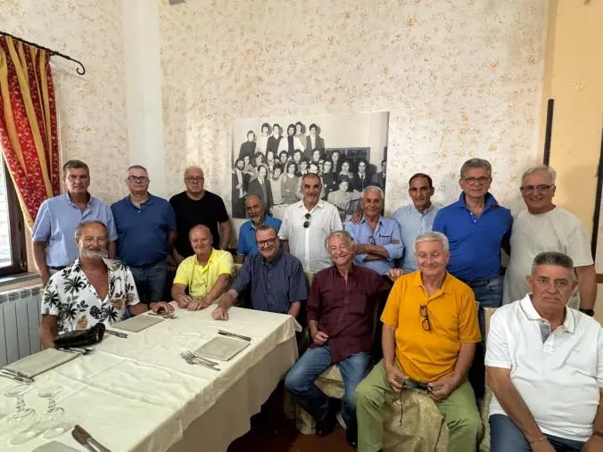 I 50 anni della 5B dell’ITIS Scalfaro: un incontro all’insegna della memoria e dell’amicizia