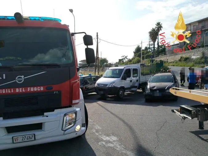 Incidente a Sellia Marina: coinvolti un furgone e un'auto 